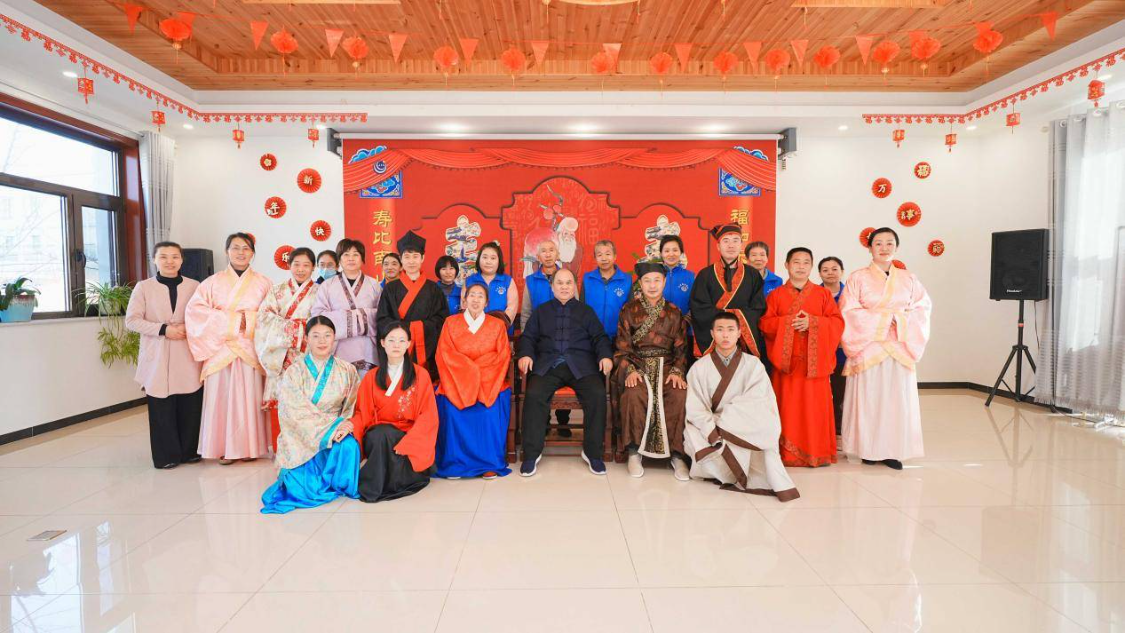 学员沉浸式演习中华传统婚礼合影