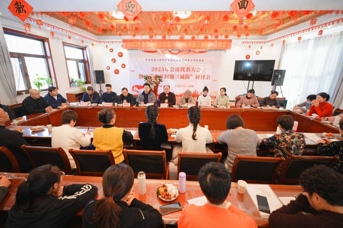 答疑现场,康金胜理事长首先为会员解答